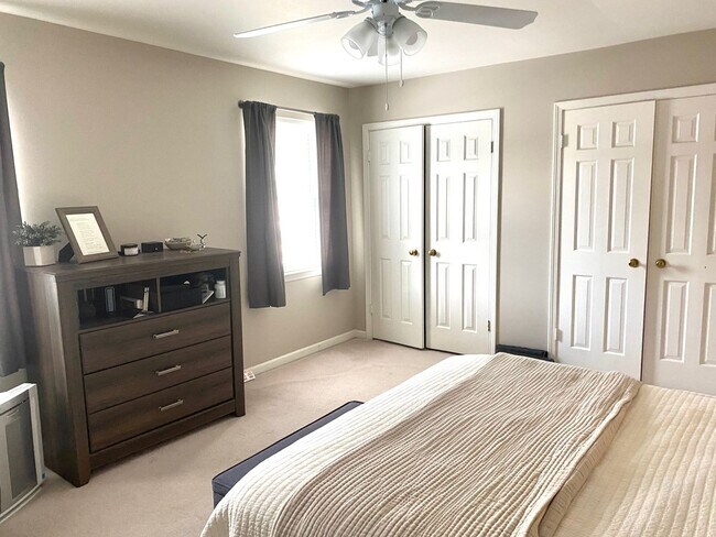 Building Photo - 2 Bed, 1.5 Bathroom Townhome with 2 Vehicle Carport