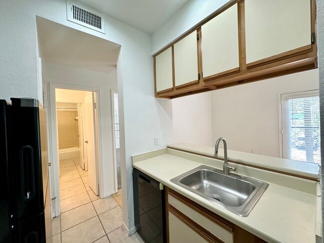 Building Photo - 1/1 Apartment Walking Distance to UT