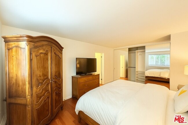 Building Photo - 10655 Wilshire Blvd