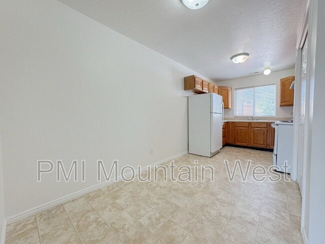 Building Photo - 49 S 200 W