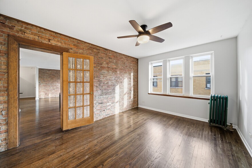 Building Photo - 724 W Buena Ave