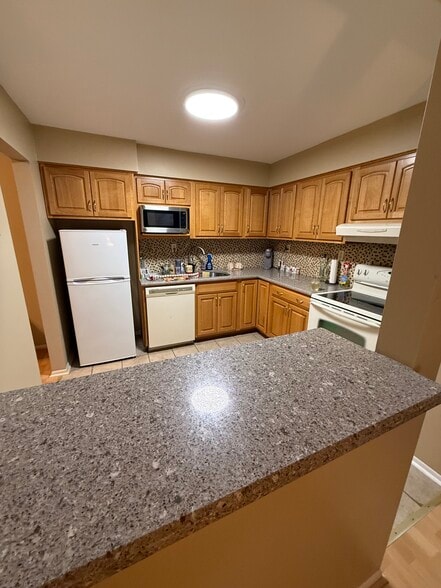 Building Photo - 807 Eves Dr