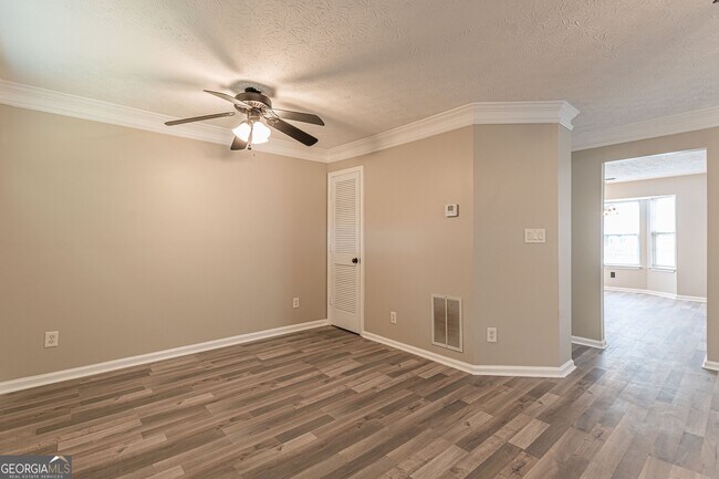 Building Photo - 5895 Hampton Ct