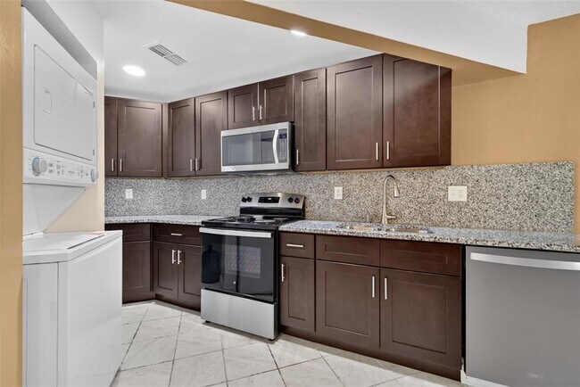 Building Photo - 658 Royalty Ct