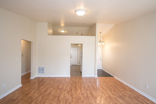 Building Photo - "Charming 3-Bedroom Retreat with 2 Full Ba...
