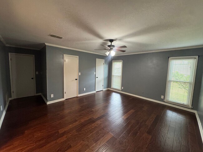 Building Photo - Beautiful home with over 2k square feet!