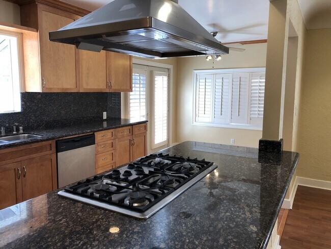 Building Photo - 507 E Cypress St