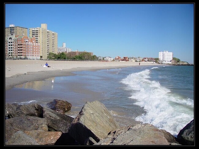 Building Photo - 135 Oceana Dr E