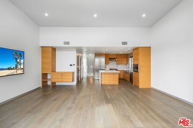 Building Photo - 454 S Venice Blvd