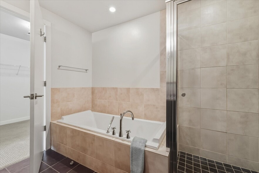 Primary En-Suite - 410 Acoma St