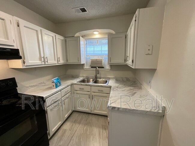 Building Photo - 2677 Larose Ave