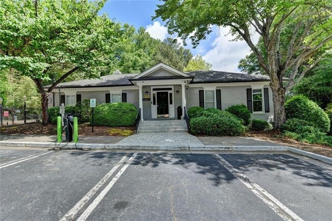 Building Photo - 4101 Pine Heights Dr NE