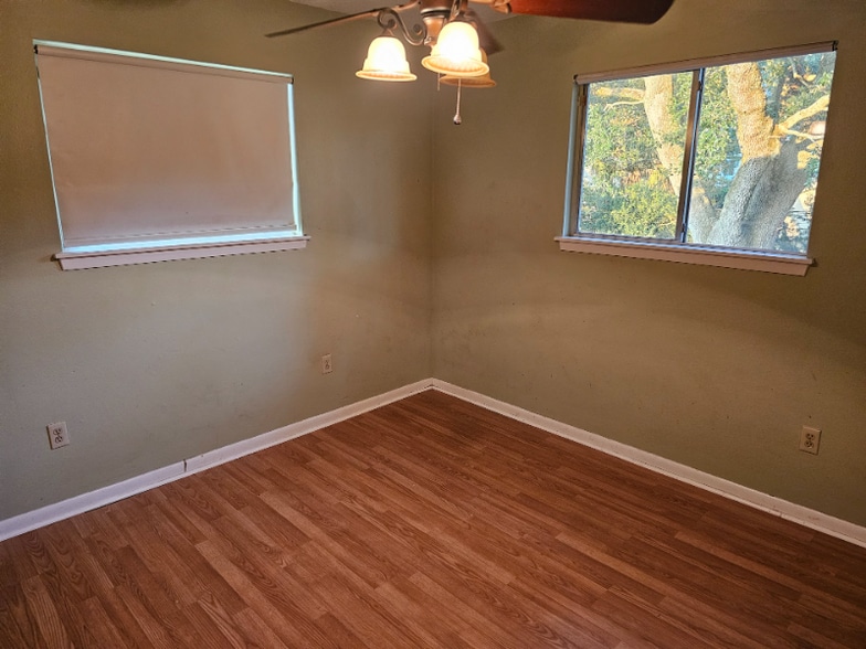 Building Photo - 1942 Mediamolle Dr