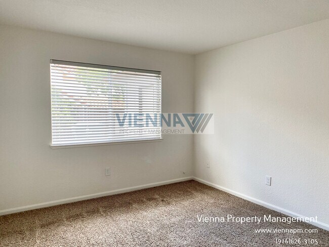 Building Photo - 5608 Glen Oaks Dr
