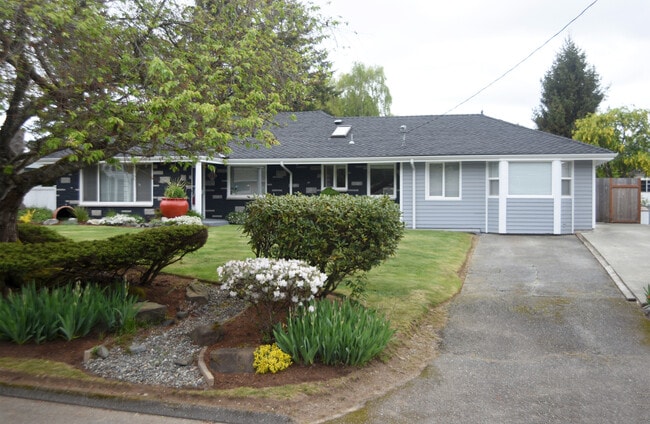 Building Photo - Charming Updated 1955 Rambler – 3 Bed, 2 B...