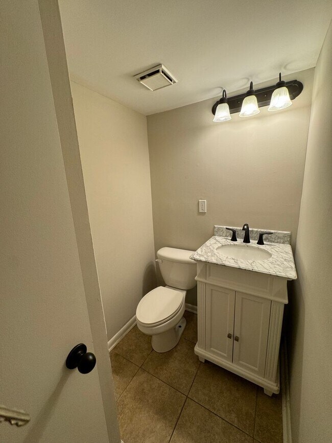 Building Photo - Excellent Location!  3 Bed 2.5 Bath Townhouse!