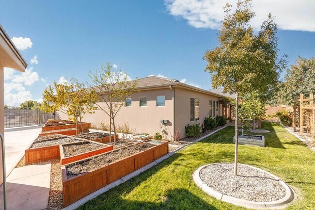 Building Photo - 2713 E 430 N