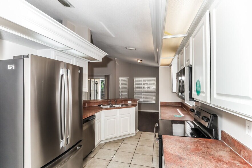 Building Photo - 1710 Wakefield Dr