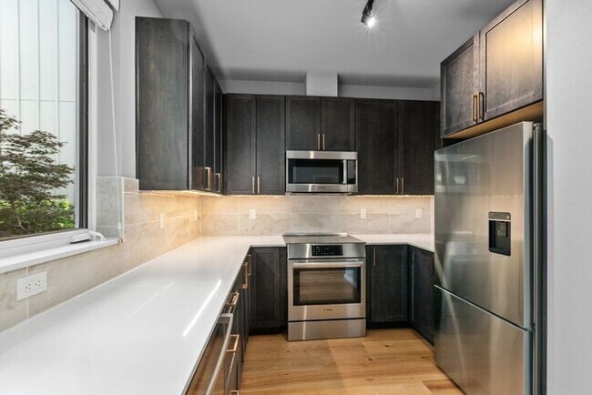 Building Photo - Stunning Othello Park Designer Townhome wi...