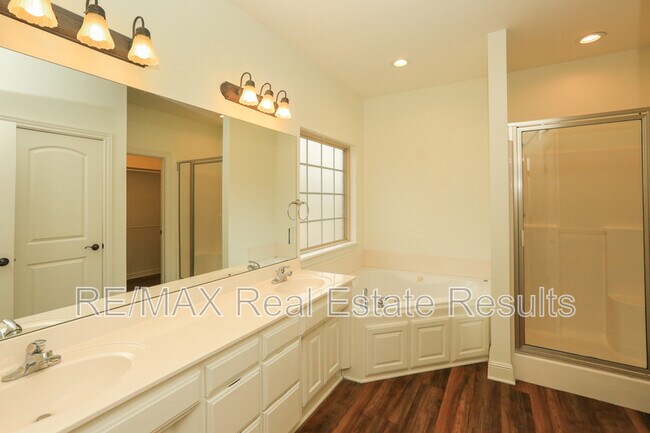 Building Photo - 303 NW Palomino St