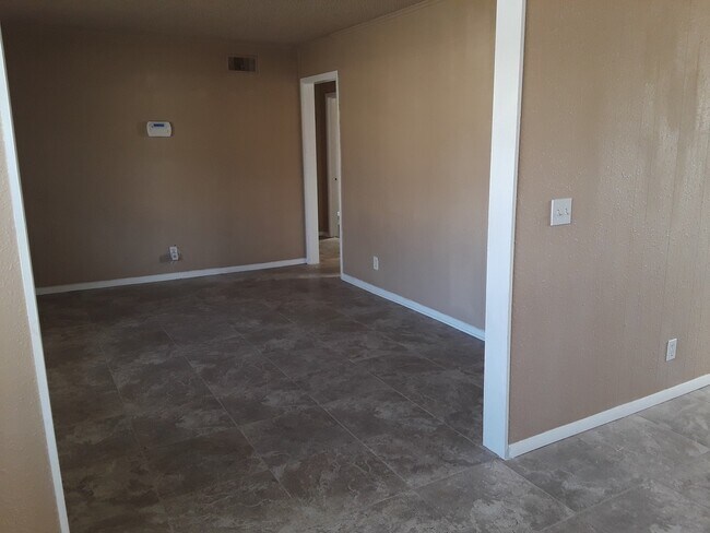 Building Photo - Spacious 4 Bedroom House