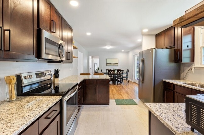 Building Photo - 209 Hazelwood Dr