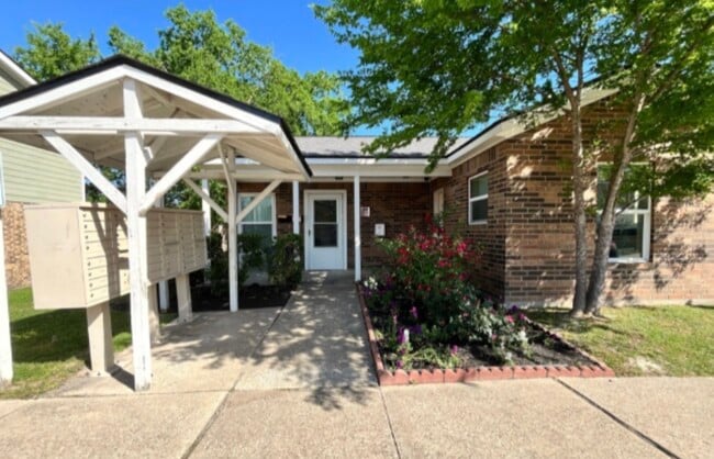 Building Photo - 701 N Madison St