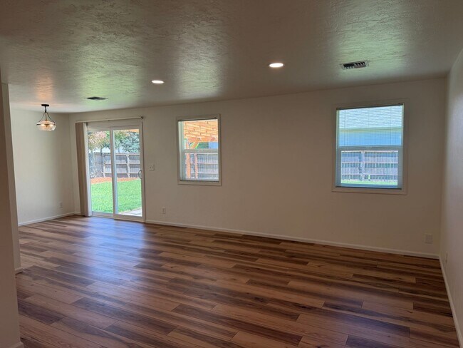 Building Photo - Updated 3 bedroom 2 bath home in a great neighborhood!