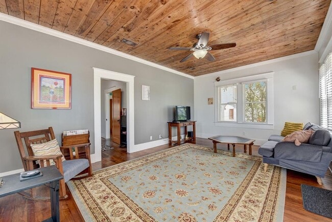 Building Photo - 601 E 8th St