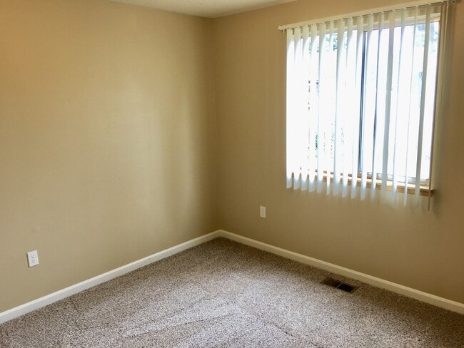 Building Photo - Spacious 3 bdrm/1.5 bath, Garage, Fenced Backyard in Brentwood-Darlington!