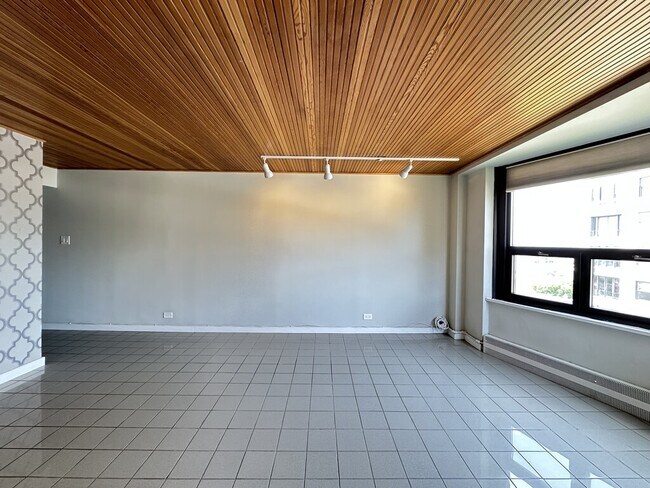 Building Photo - 428 W Wellington Ave