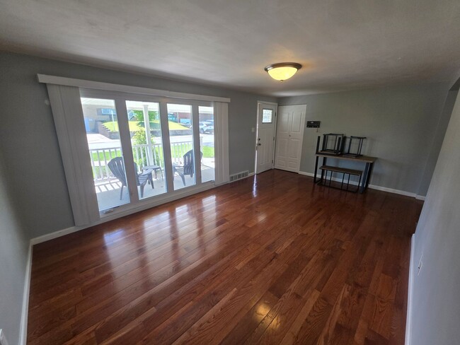 Building Photo - 3-bedroom, 2-bath home in West Mifflin
