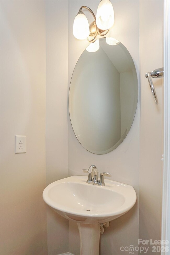 Building Photo - 8273 Viewpoint Lane