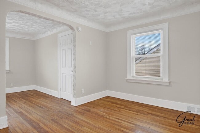 Building Photo - $1300 4 bedrooms