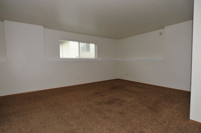 Building Photo - Basement 2 bed 1 bath unit