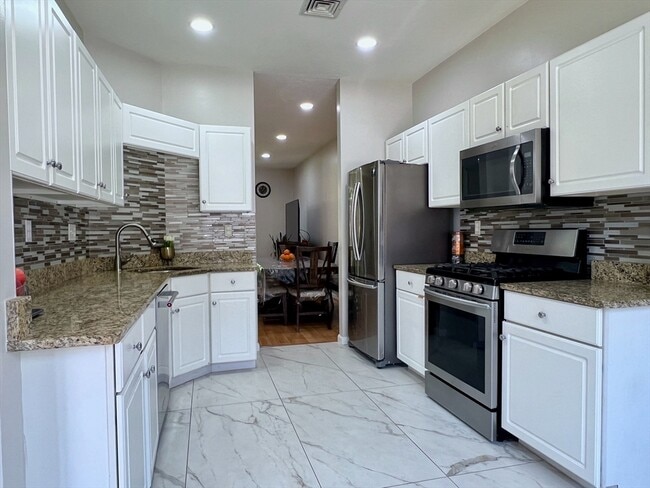 Building Photo - 42 Evergreen Cir