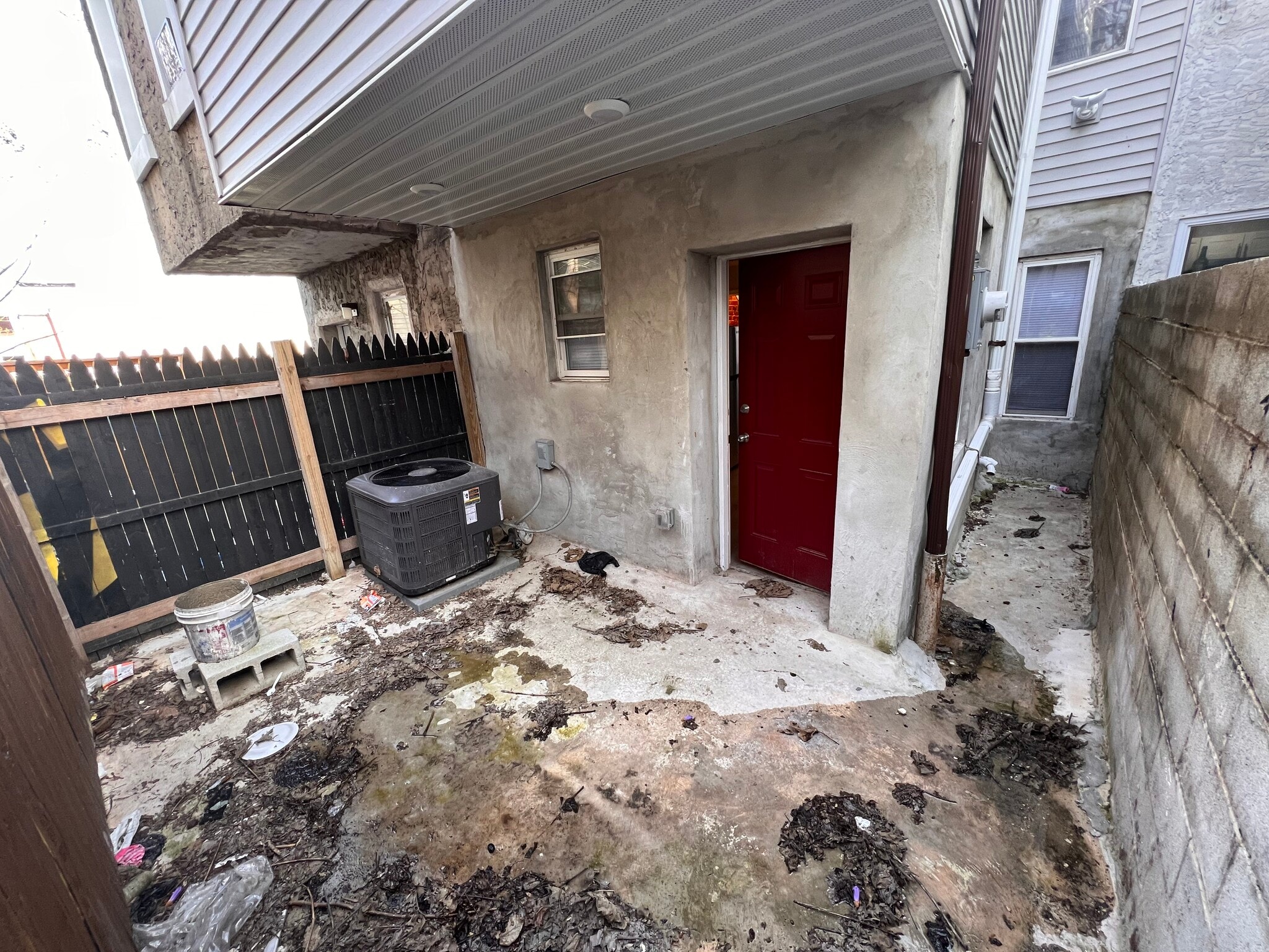 Yard - 825 E Madison St