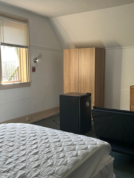 Building Photo - 505 E Seneca St