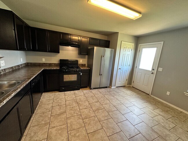 Building Photo - Beautiful 4 Bed 2 bath