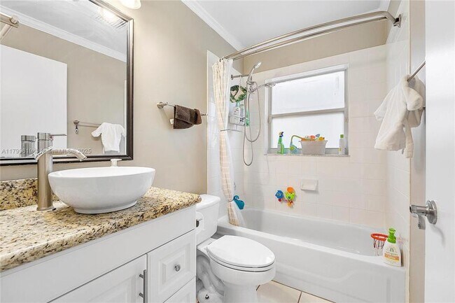 Building Photo - 3 bedroom in Hollywood FL 33012