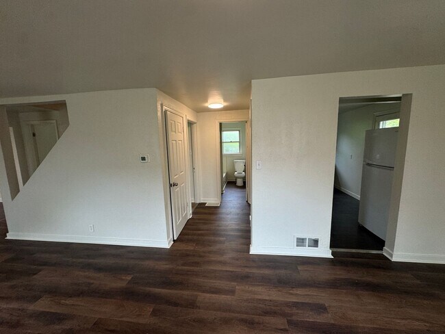 Building Photo - Available NOW! 4 Bed1Full Bath House