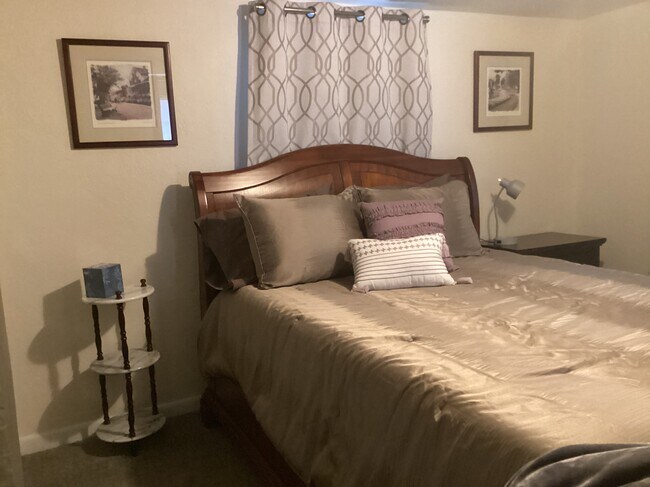 Building Photo - 2-1512 E Routt Ave