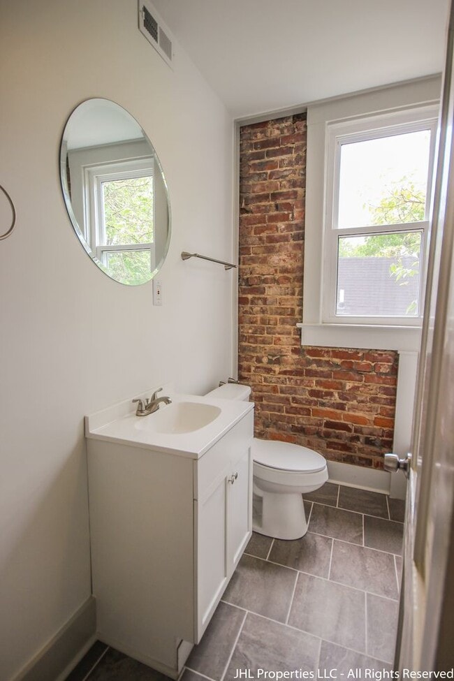Building Photo - Updated 2 Bedroom 1 Bathroom in Downtown C...