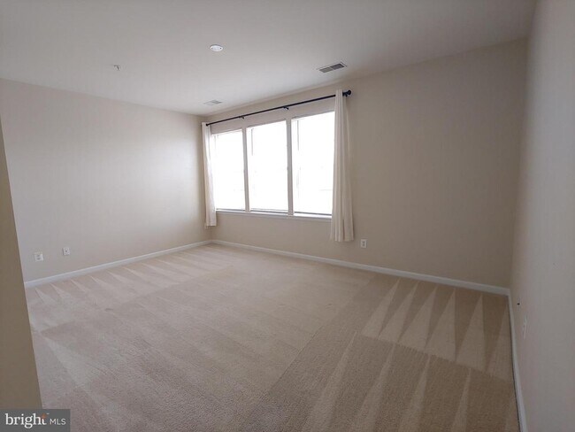 Building Photo - 2610 Chapel Lake Dr