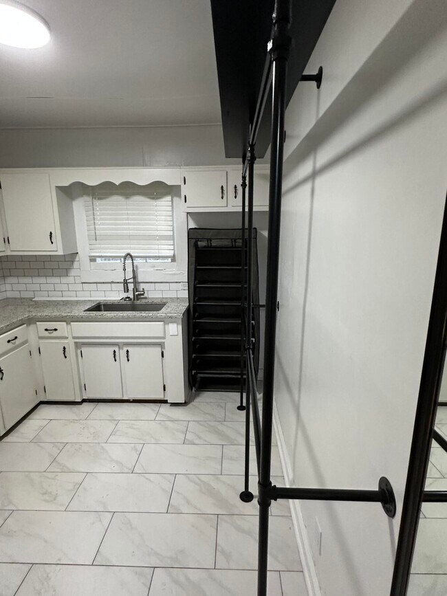 Building Photo - 313 Capital Ave