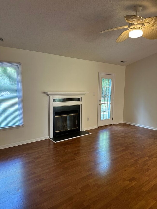 Building Photo - 3 Bed / 2 Bath Home – $1,675/mo | 1,188 Sq...