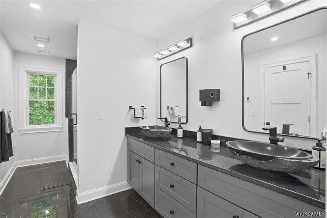 Building Photo - 33 Howland Ave