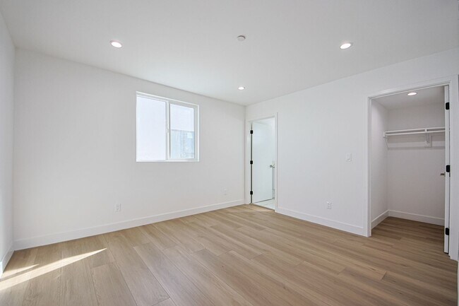 Building Photo - 1638 S Longwood Ave