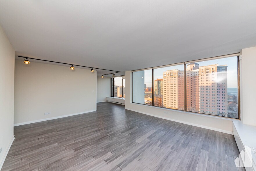 Building Photo - 5455 N Sheridan Rd