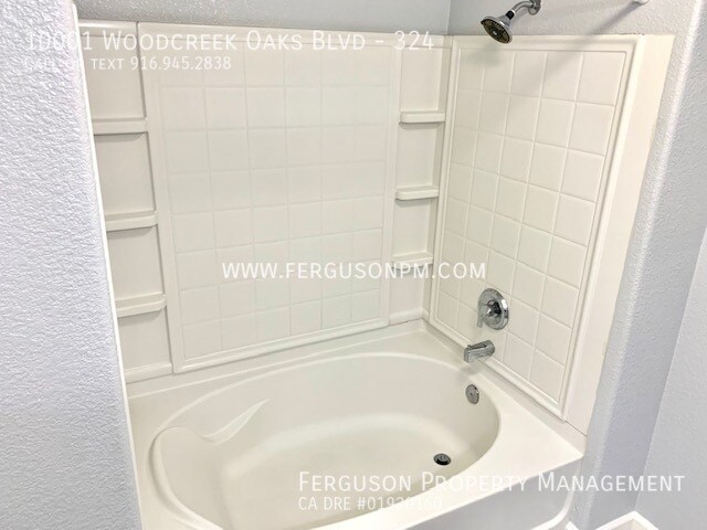 Building Photo - 10001 Woodcreek Oaks Blvd